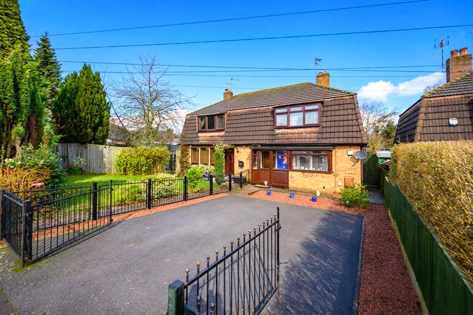 De-Compton Close, Keresley End – Greenery Views